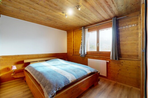 chambre avec mur en bois, wood wall, lumière naturelle, natural light, et radiateur