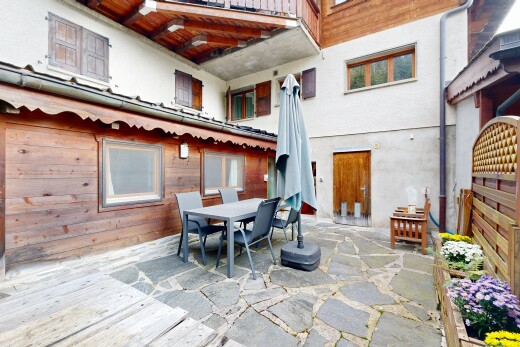 terrasse avec coin repas extérieur, property visible, terrasse, et balcon
