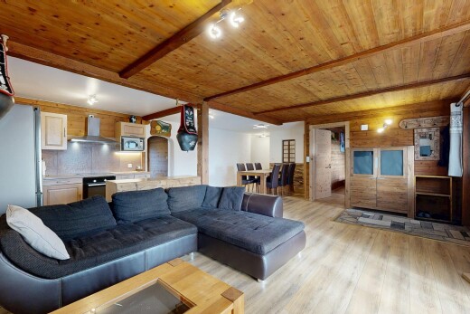 salon avec inside property, wood finish floor, sol en finition bois, wood wall, et mur en bois