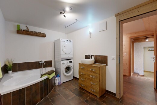 buanderie avec lave-linge et sèche-linge superposés, inside property, cloison sèche, drywall, et évier