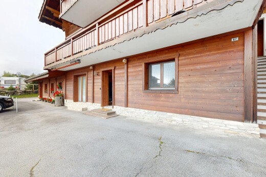 extérieur du bâtiment avec overcast et property visible