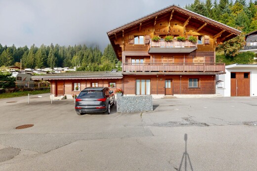 extérieur du bâtiment avec property visible, overcast, et parking