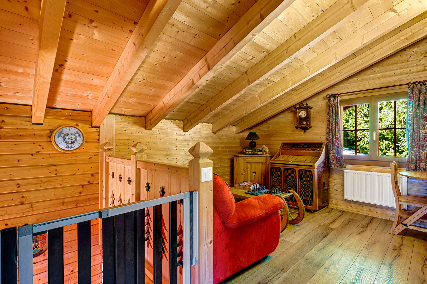 salon avec inside property, beamed ceiling, plafond à poutres, wood finish floor, et sol en finition bois