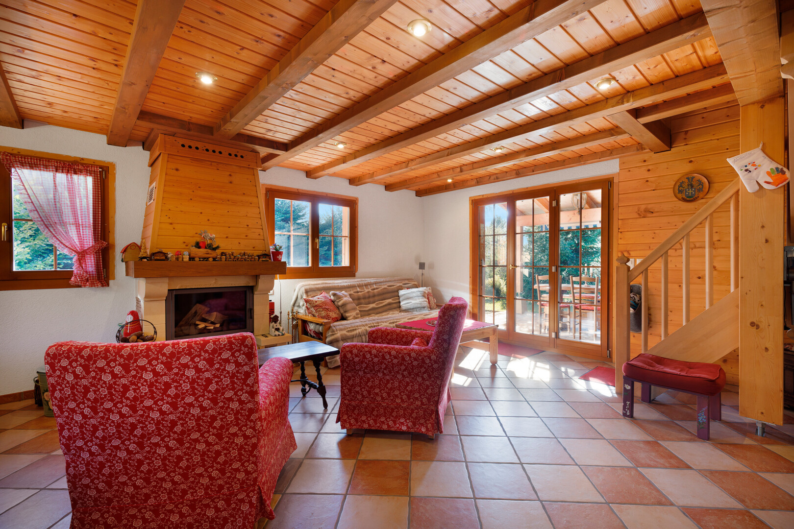 salon avec escaliers, portes-fenêtres, inside property, natural light, et lumière naturelle