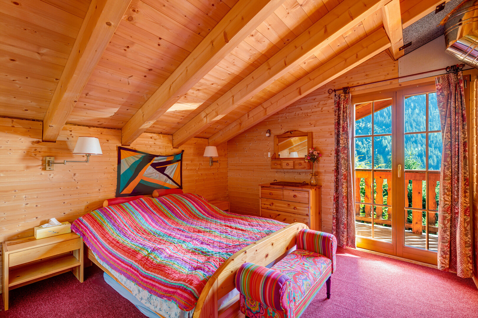 chambre avec natural light, lumière naturelle, inside property, beamed ceiling, et plafond à poutres