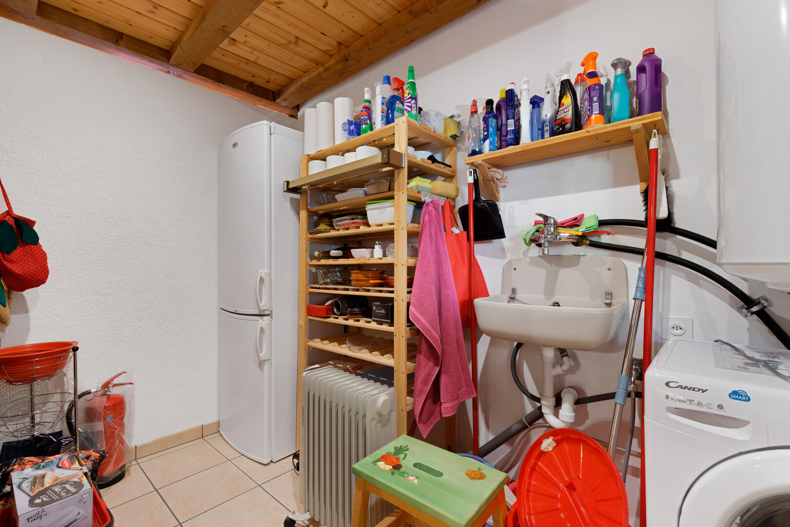 buanderie avec radiateur, tile floor, sol en carrelage, inside property, et wood ceiling