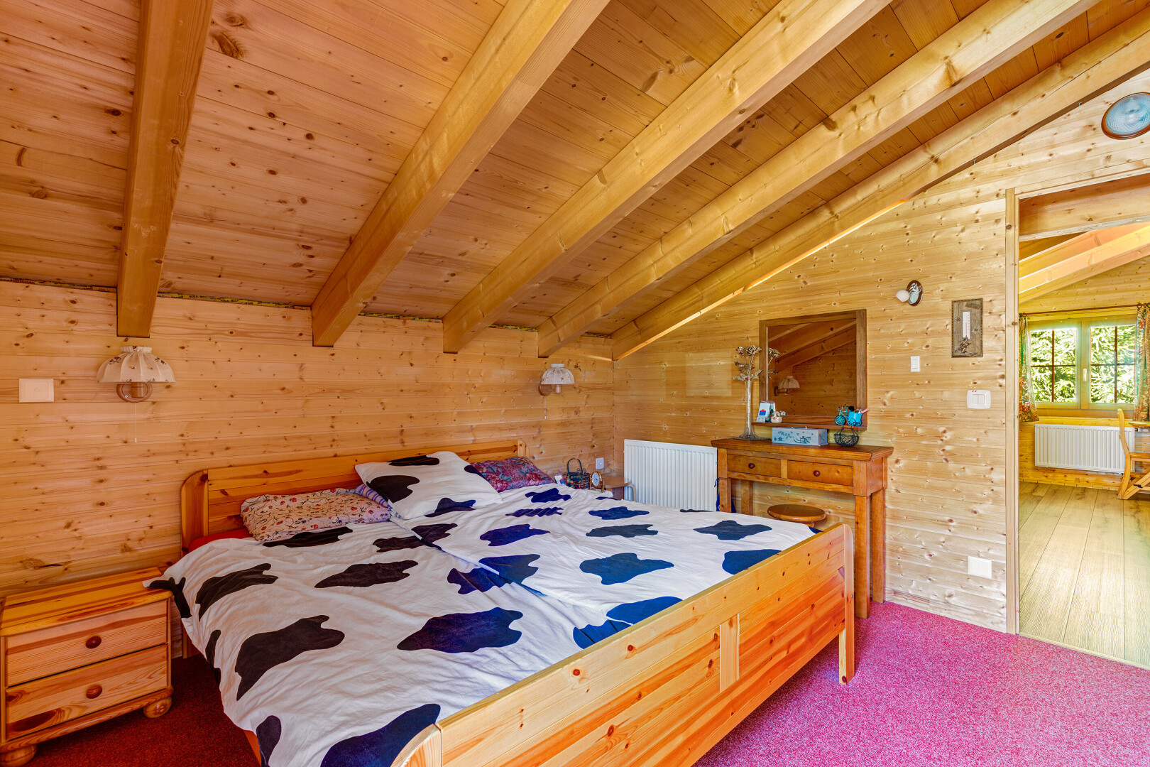 chambre avec mur en bois, wood wall, inside property, plafond à poutres, et beamed ceiling