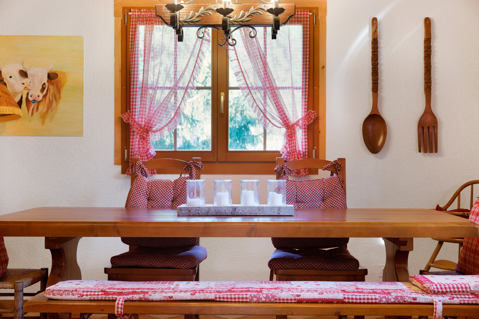salle à manger avec natural light, lumière naturelle, inside property, et lustre remarquable