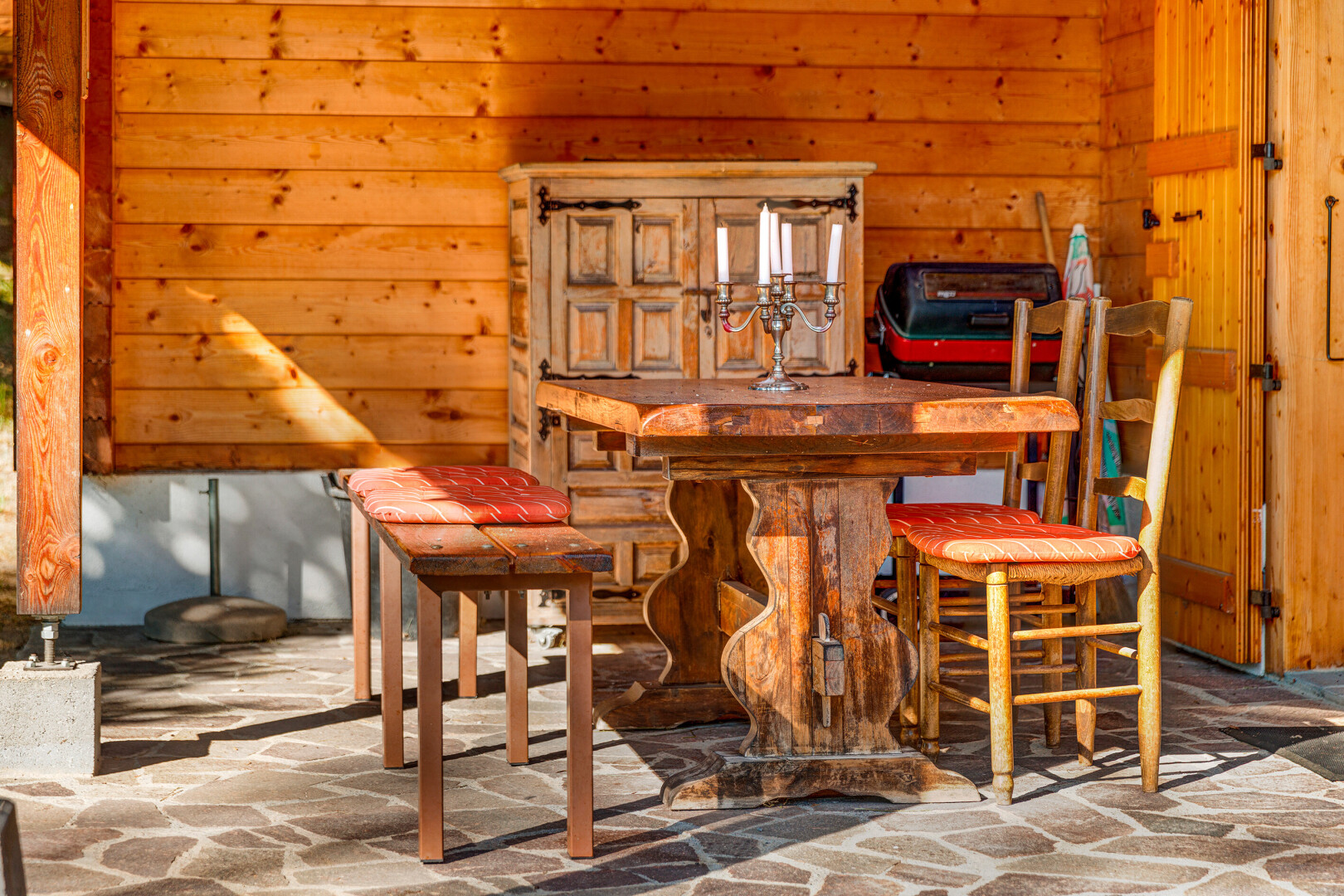 salle à manger avec wood wall, mur en bois, inside property, et flagstone