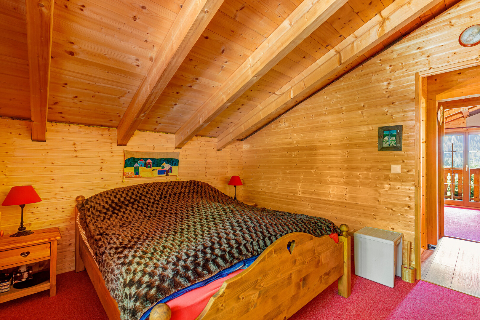 chambre avec inside property, mur en bois, wood wall, plafond à poutres, et beamed ceiling