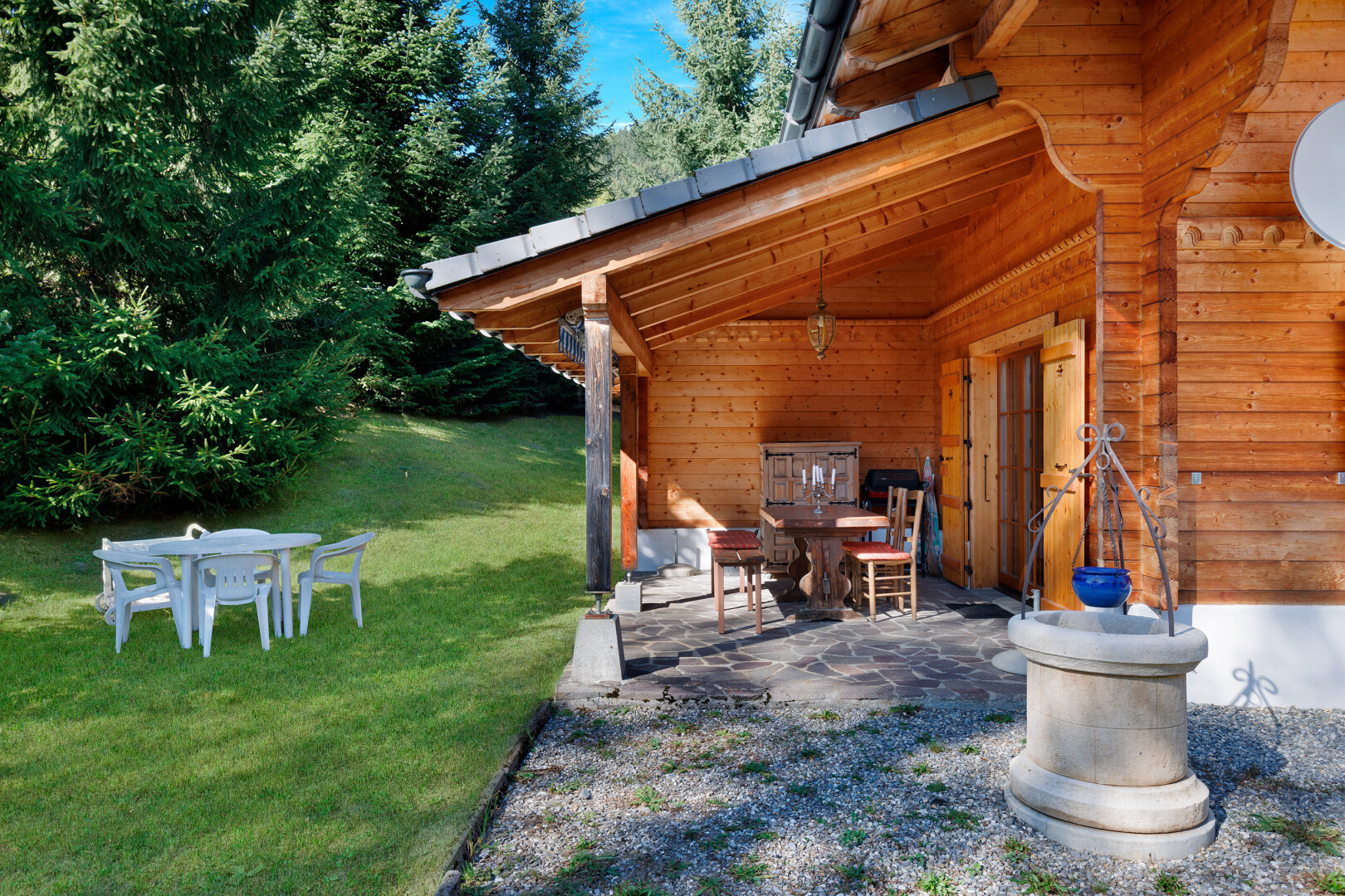 façade avec bardage horizontal, bardage en bois, pelouse, terrasse, et day time