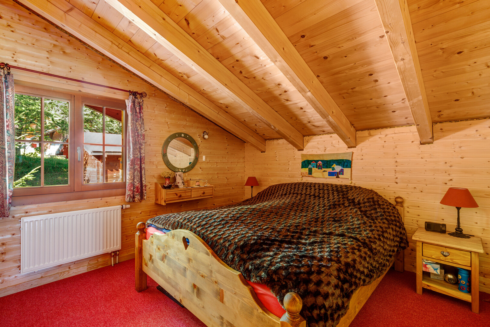 chambre avec beamed ceiling, plafond à poutres, inside property, radiateur, et wood wall