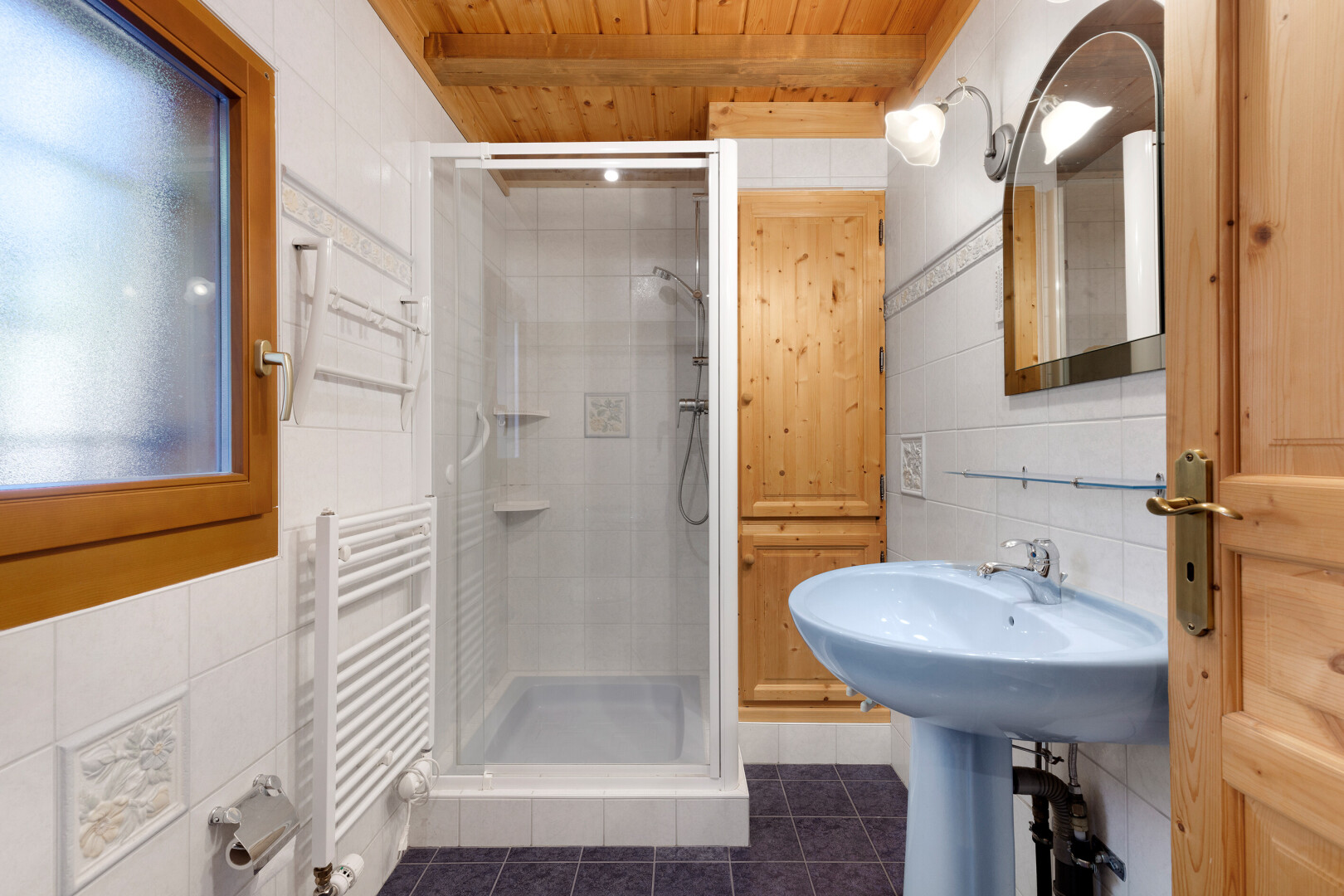 salle de bains avec tile wall, mur en carrelage, tile floor, sol en carrelage, et inside property
