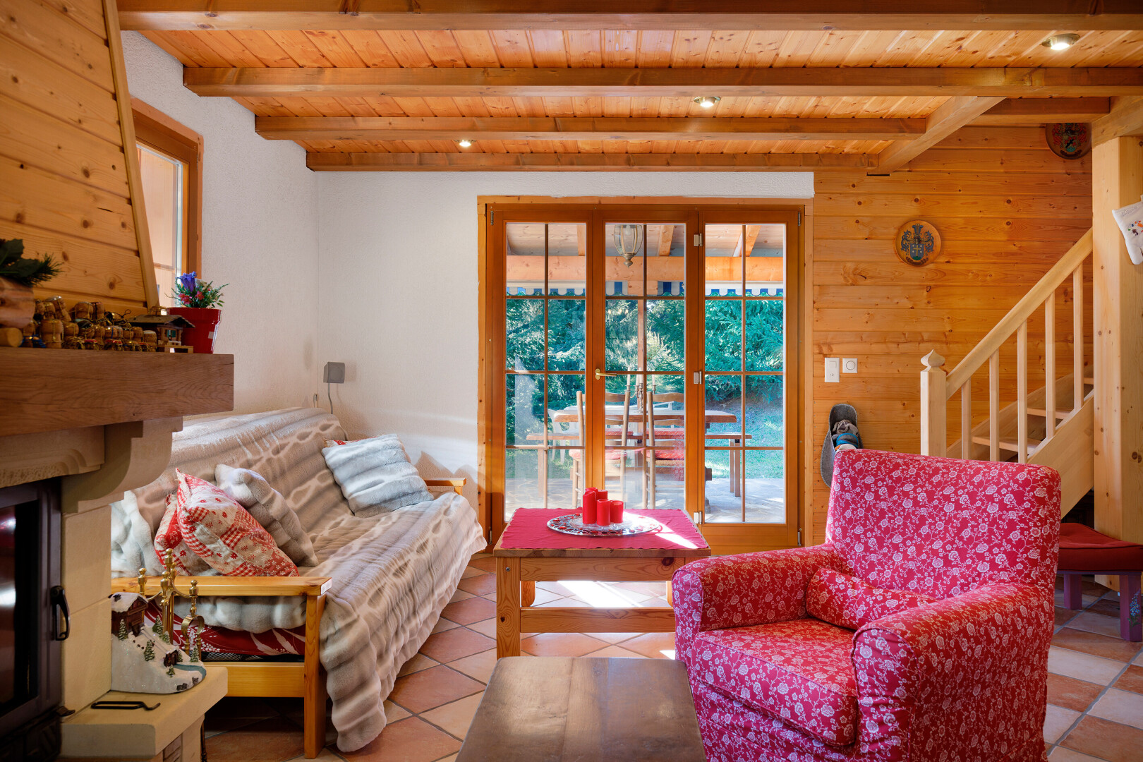 salon avec natural light, lumière naturelle, beamed ceiling, plafond à poutres, et escaliers