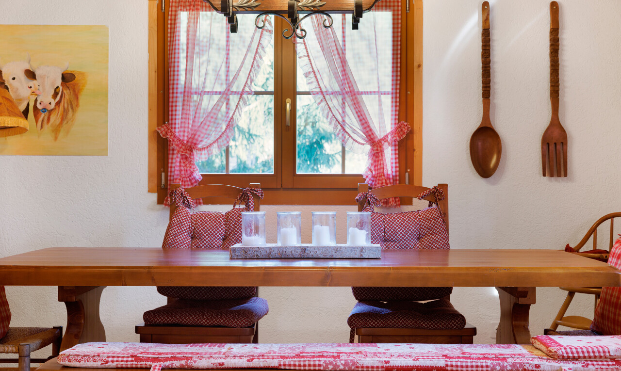 salle à manger avec natural light, lumière naturelle, inside property, et lustre remarquable