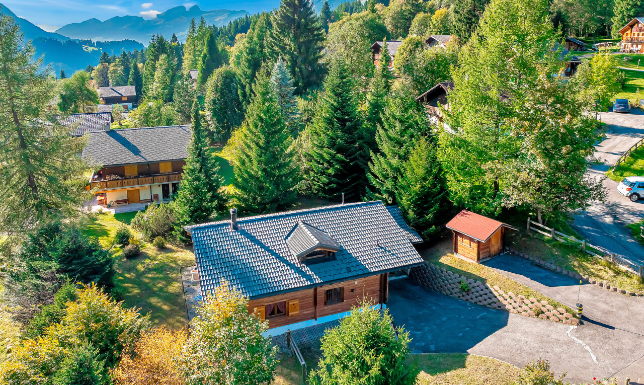 façade avec property visible, toit mansardé, et structure extérieure