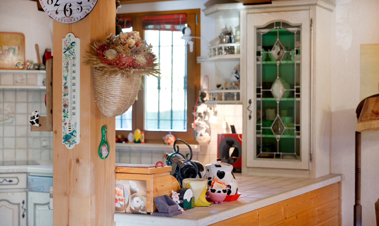 cuisine avec plans de travail en carrelage, inside property, lumière naturelle, natural light, et lave-vaisselle