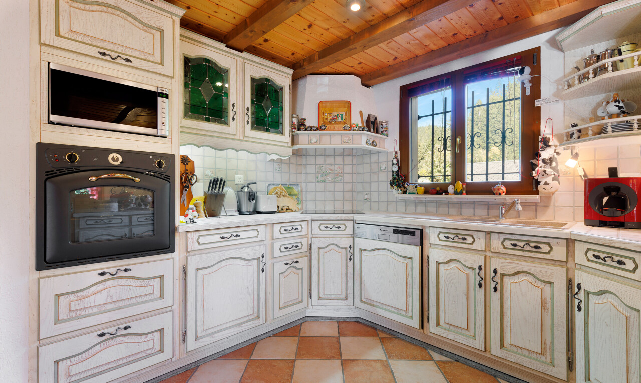 cuisine avec armoires en arc, étagères ouvertes, four, backsplash, et dosseret