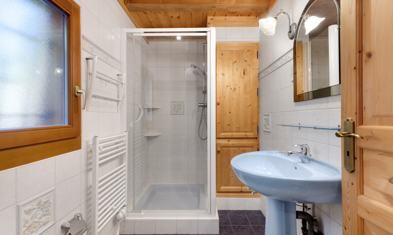 salle de bains avec tile wall, mur en carrelage, tile floor, sol en carrelage, et inside property