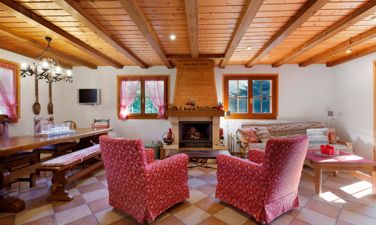 salon avec inside property, drywall, cloison sèche, natural light, et lumière naturelle
