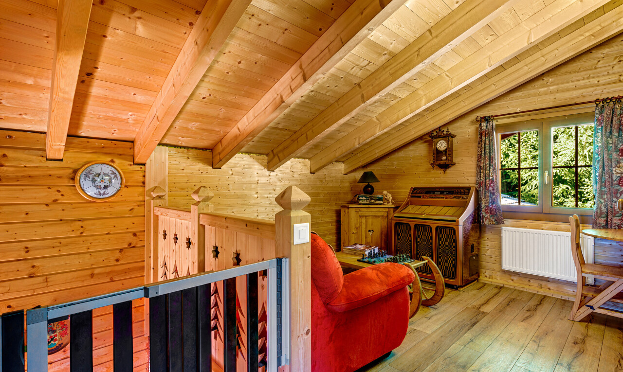 salon avec inside property, beamed ceiling, plafond à poutres, wood finish floor, et sol en finition bois