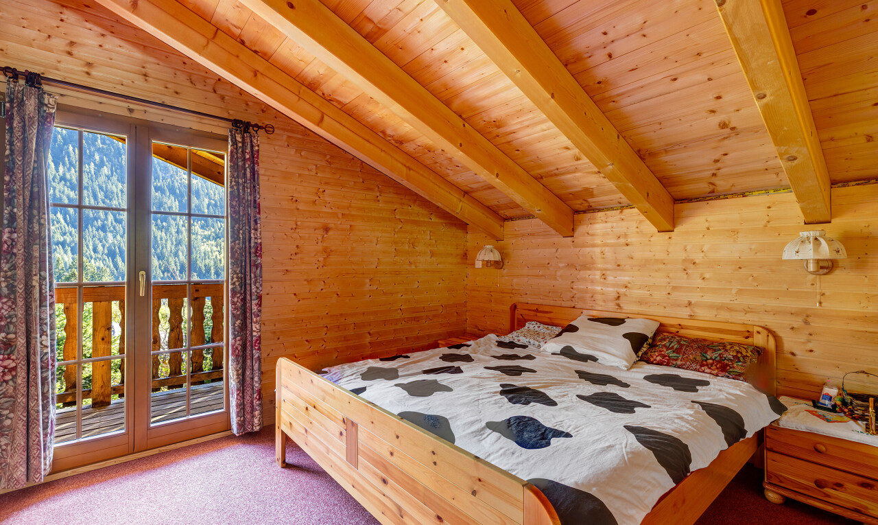 chambre avec inside property, beamed ceiling, plafond à poutres, natural light, et lumière naturelle
