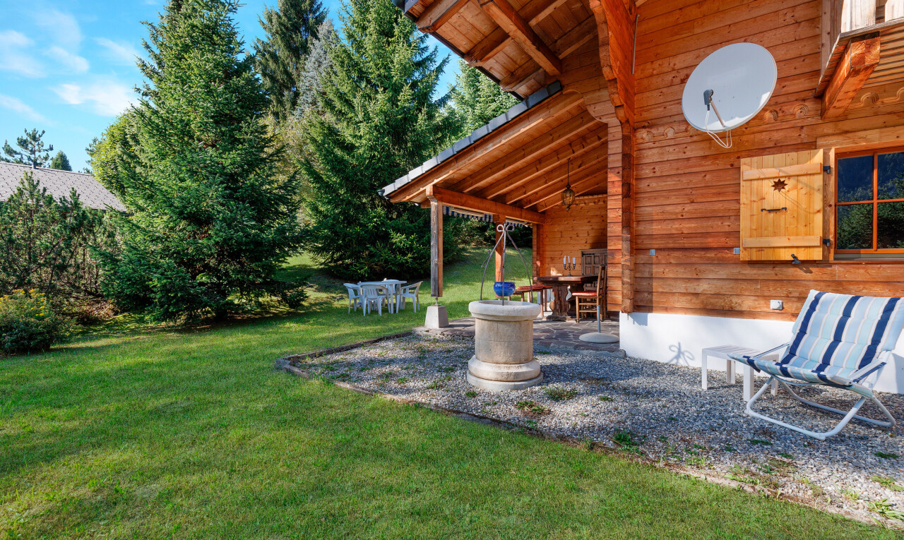 jardin avec pelouse, day time, et terrasse