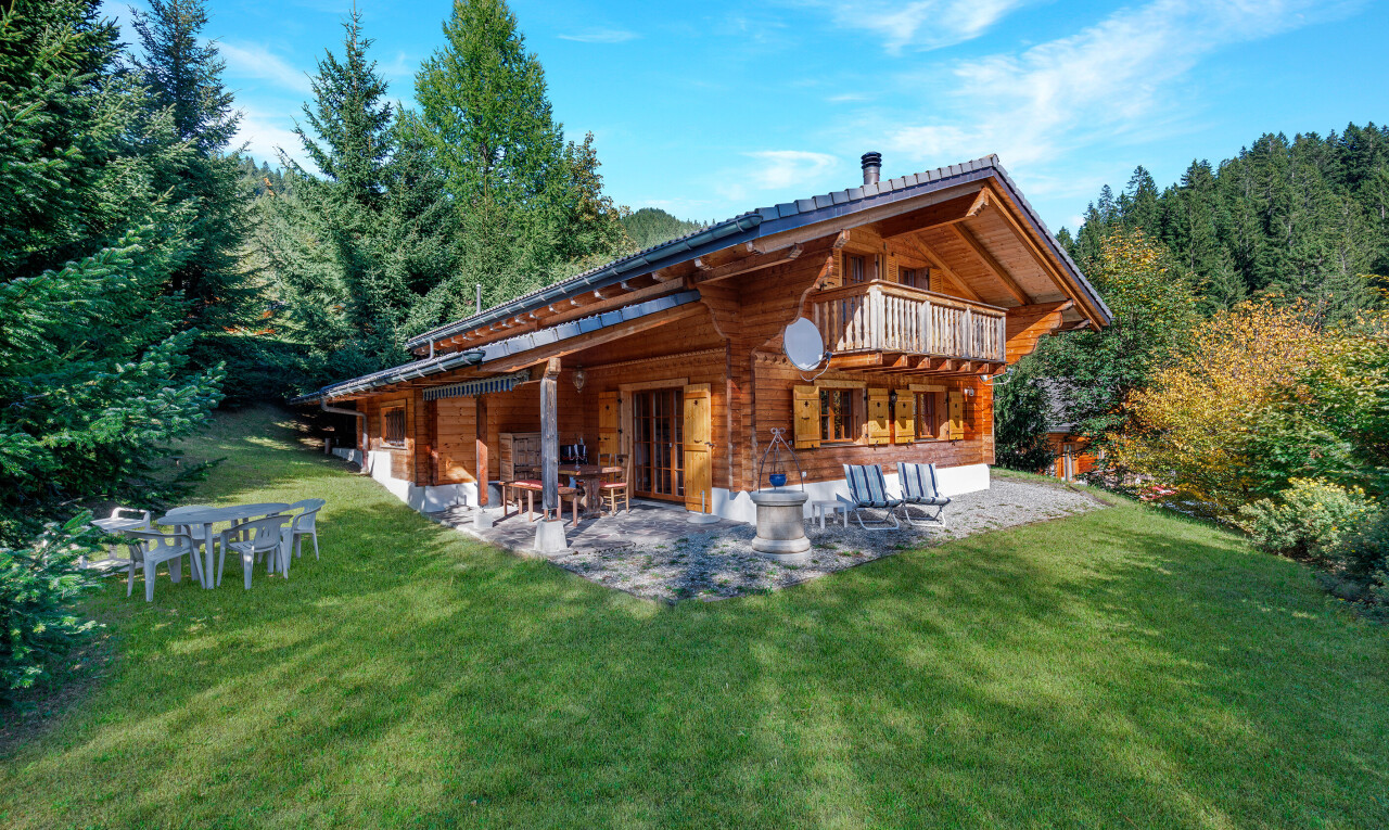 façade avec pelouse, terrasse, property visible, day time, et bardage horizontal