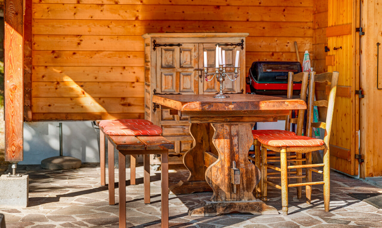 salle à manger avec wood wall, mur en bois, inside property, et flagstone