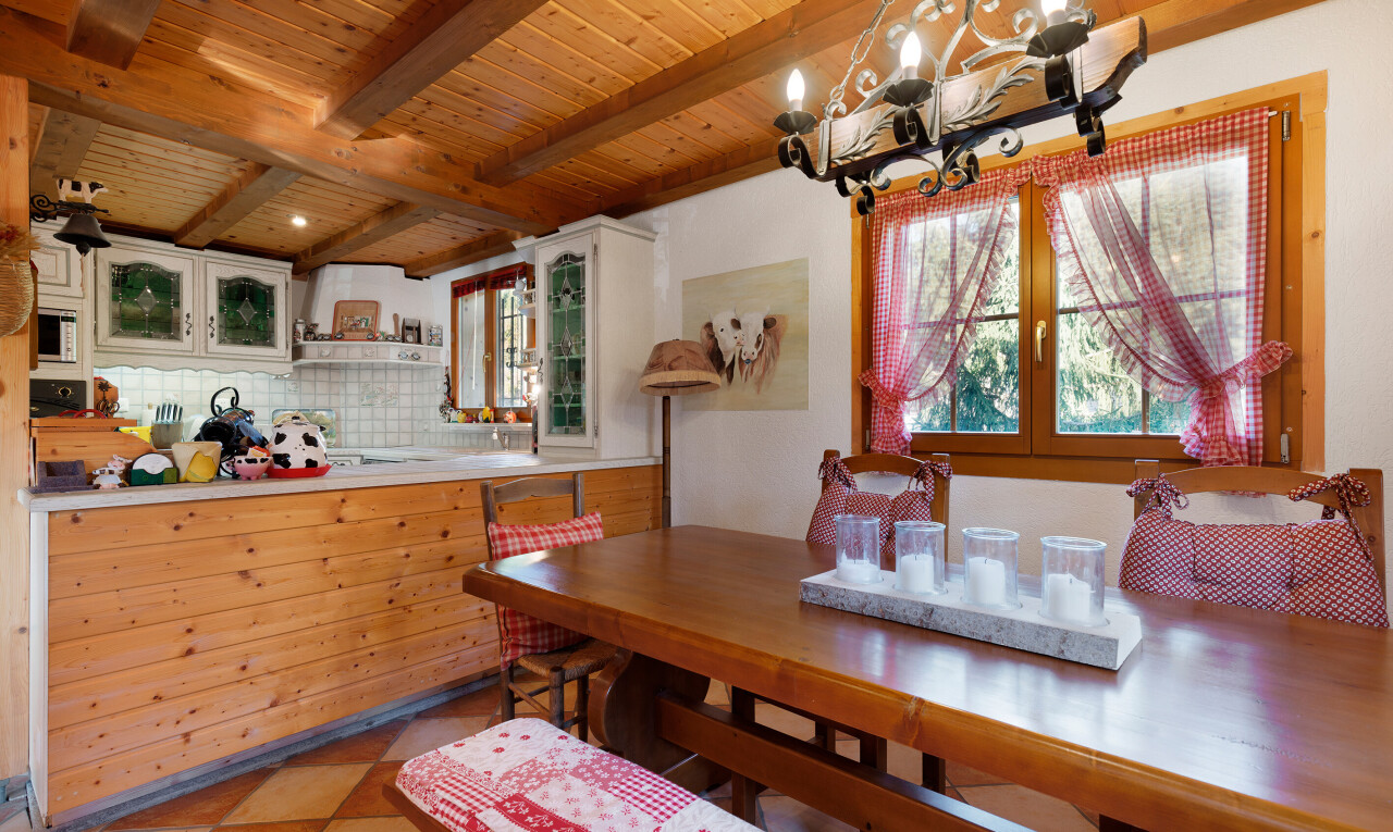 salle à manger avec lustre remarquable, plafond en bois, wood ceiling, plafond à poutres, et beamed ceiling