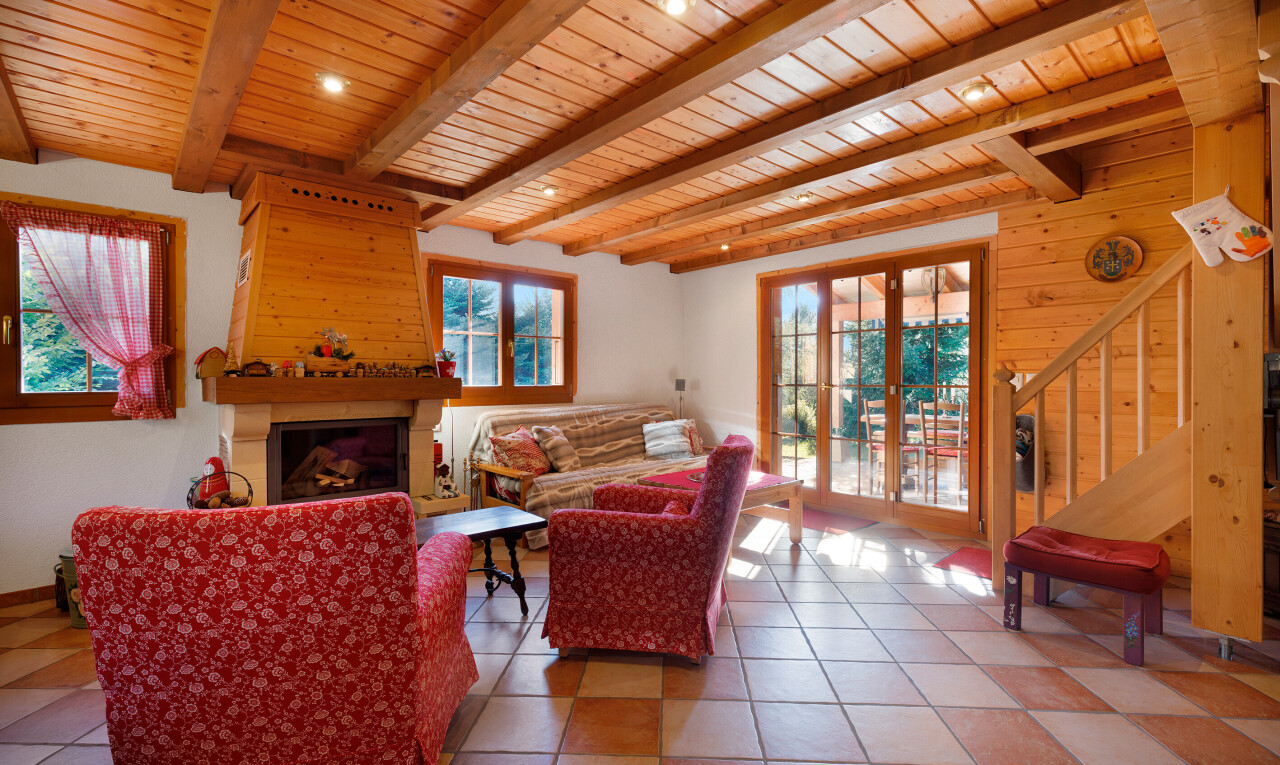 salon avec escaliers, portes-fenêtres, inside property, natural light, et lumière naturelle