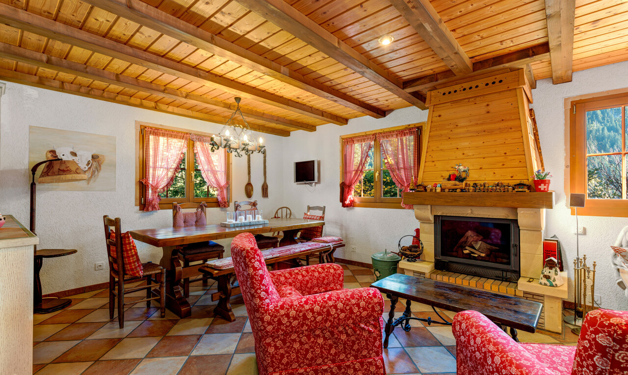 salon / salle à manger avec inside property, lumière naturelle, natural light, plafond à poutres, et beamed ceiling