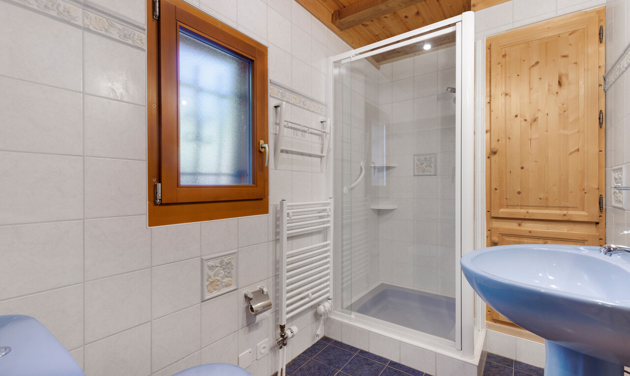 salle de bains avec tile wall, mur en carrelage, radiateur, tile floor, et sol en carrelage