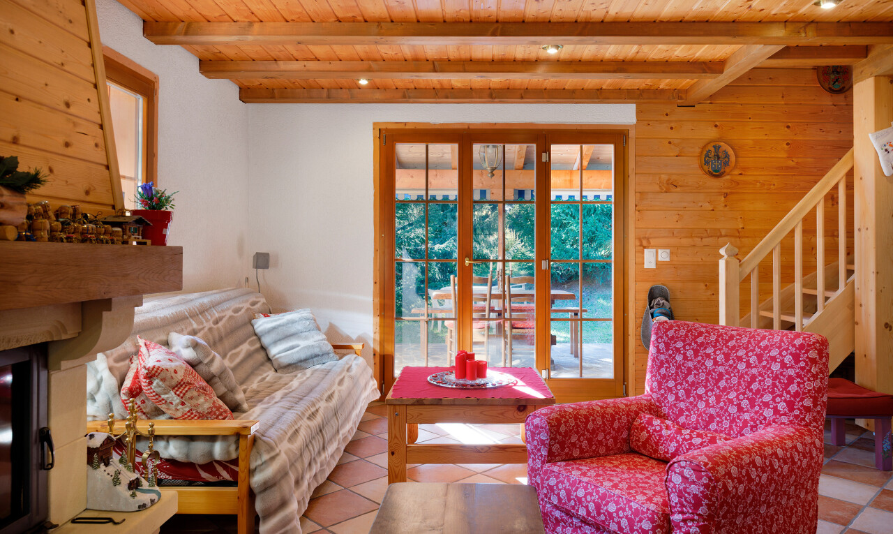 wohnzimmer mit natural light, natürliches licht, beamed ceiling, balkendecke, und treppen