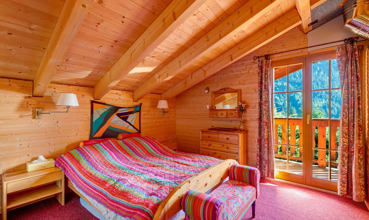 chambre avec natural light, lumière naturelle, inside property, beamed ceiling, et plafond à poutres