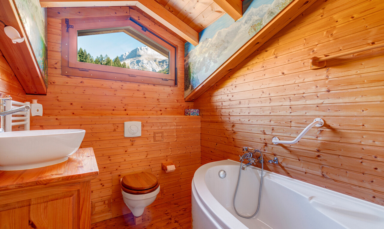 salle de bains avec wood wall, mur en bois, salle de bain complète, bain, et inside property