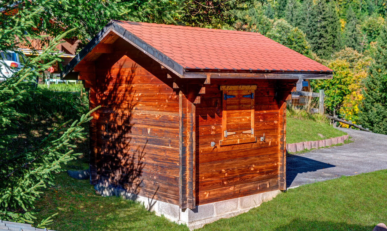 façade avec bardage en bois, puits, bardage horizontal, structure extérieure, et property visible