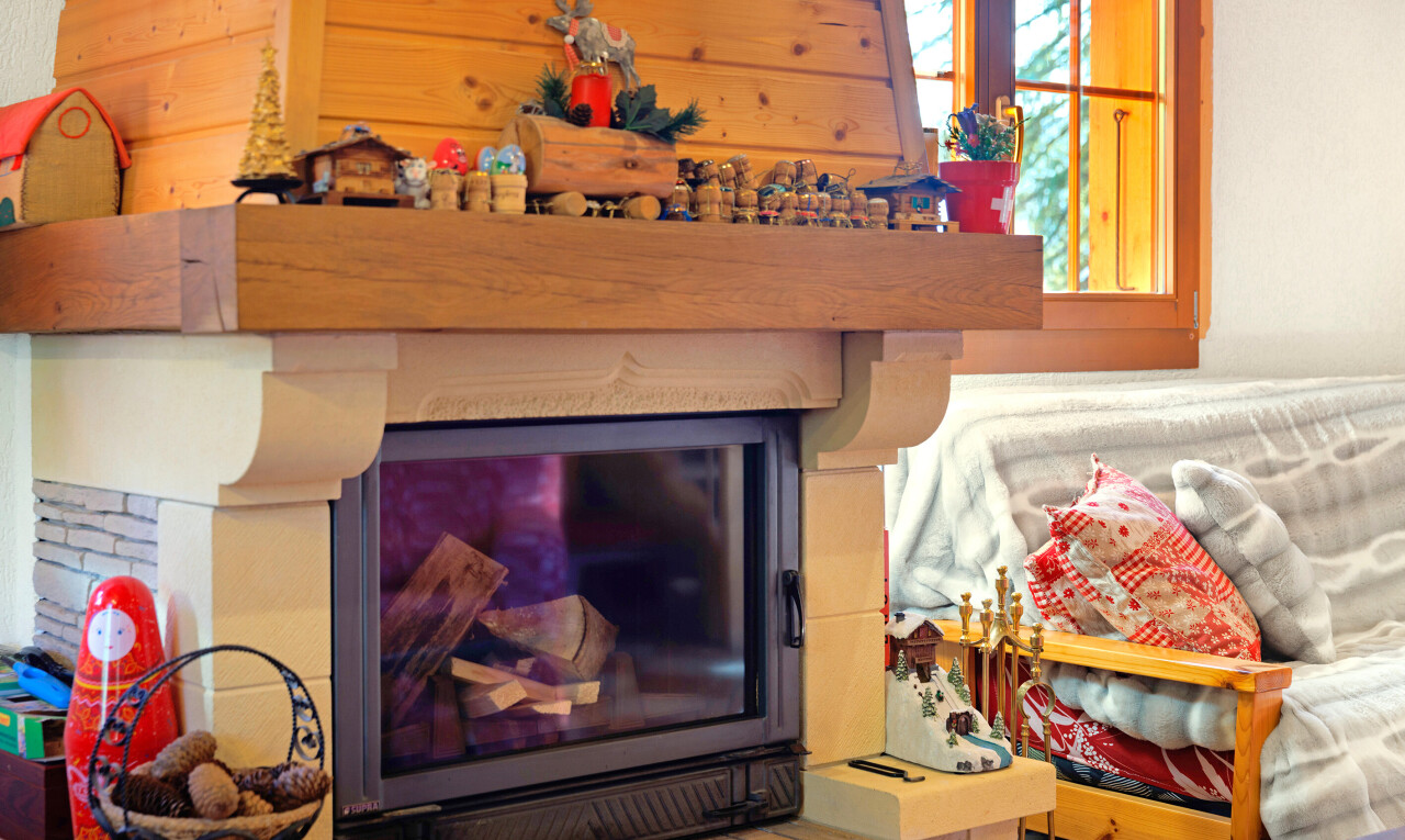 détails avec inside property, feature, interior, cheminée, et wall / siding