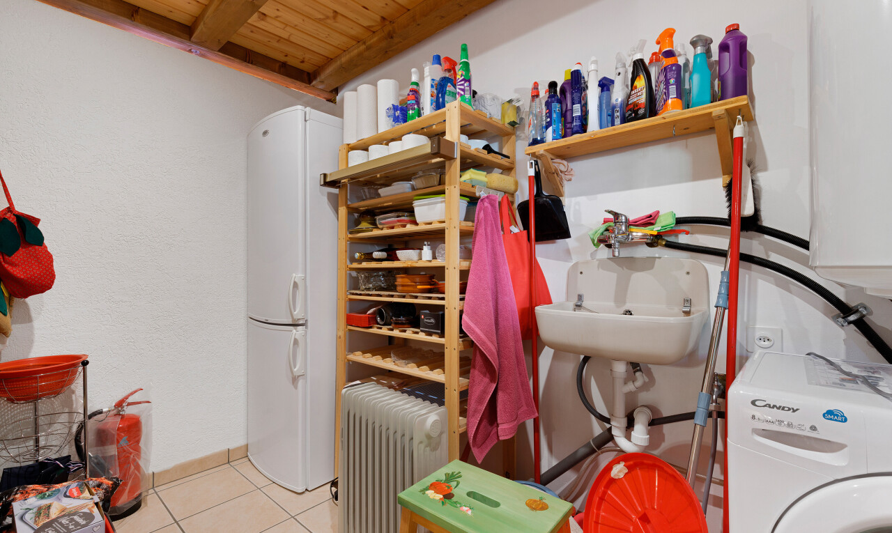 buanderie avec radiateur, tile floor, sol en carrelage, inside property, et wood ceiling