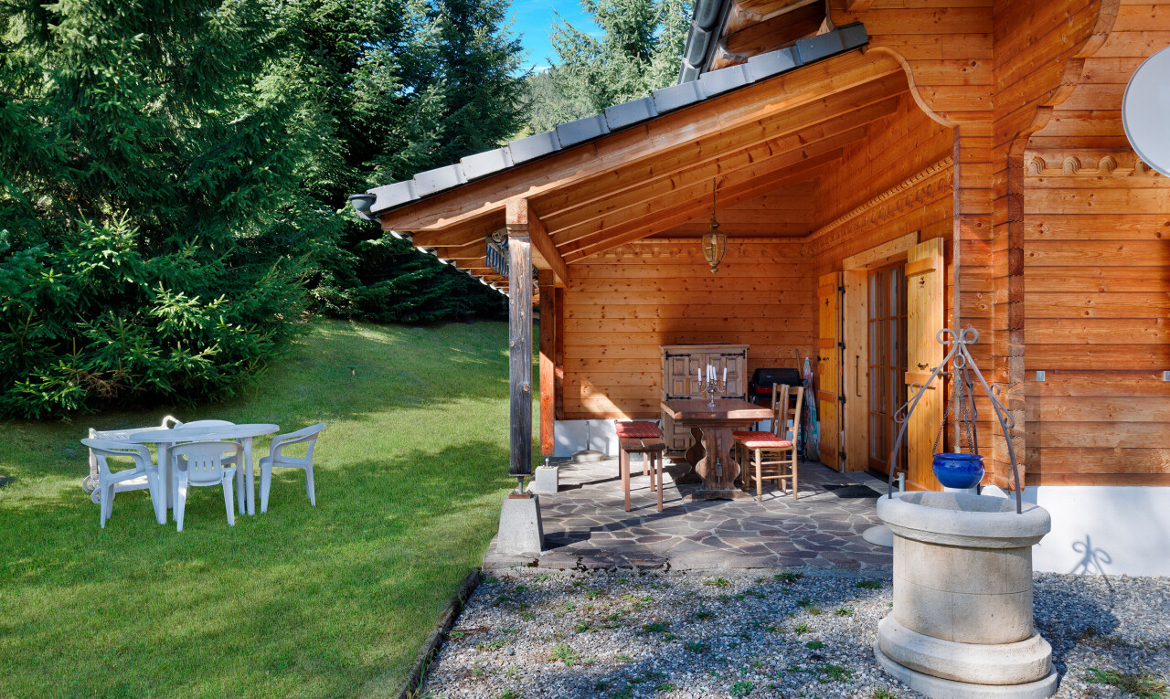 façade avec bardage horizontal, bardage en bois, pelouse, terrasse, et day time