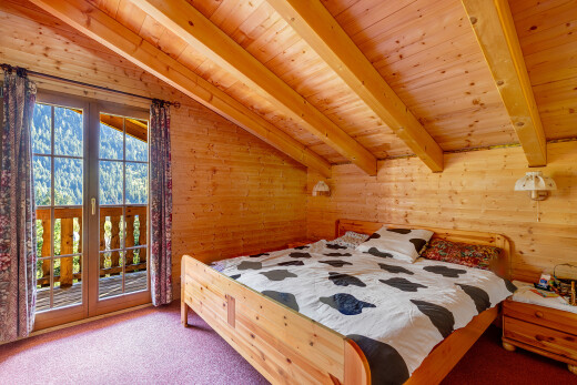 chambre avec inside property, beamed ceiling, plafond à poutres, natural light, et lumière naturelle