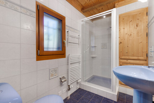 salle de bains avec tile wall, mur en carrelage, radiateur, tile floor, et sol en carrelage