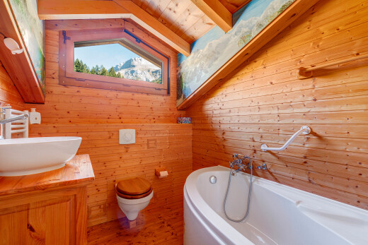 salle de bains avec wood wall, mur en bois, salle de bain complète, bain, et inside property