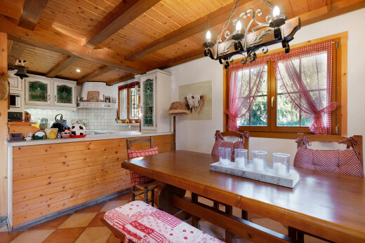 salle à manger avec lustre remarquable, plafond en bois, wood ceiling, plafond à poutres, et beamed ceiling