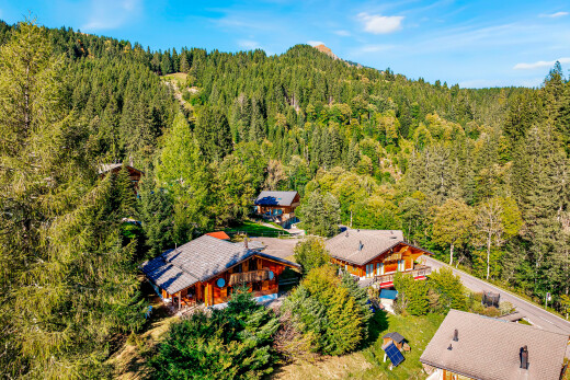 façade avec vue sur la forêt, forest view, property visible, day time, et structure extérieure