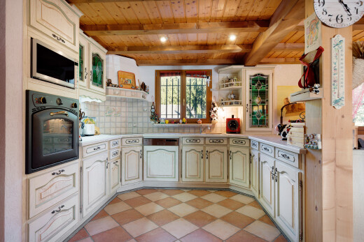 cuisine avec armoires en arc, four, backsplash, dosseret, et armoires élevées