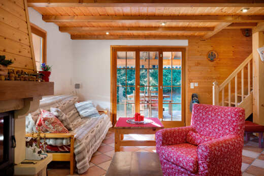 salon avec natural light, lumière naturelle, beamed ceiling, plafond à poutres, et escaliers