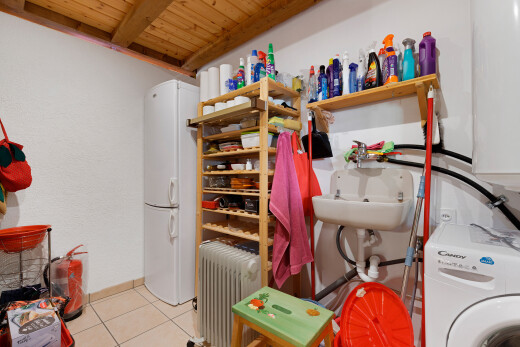 buanderie avec radiateur, tile floor, sol en carrelage, inside property, et wood ceiling