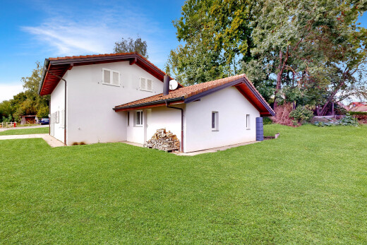 façade avec day time, property visible, bardage en stuc, et pelouse