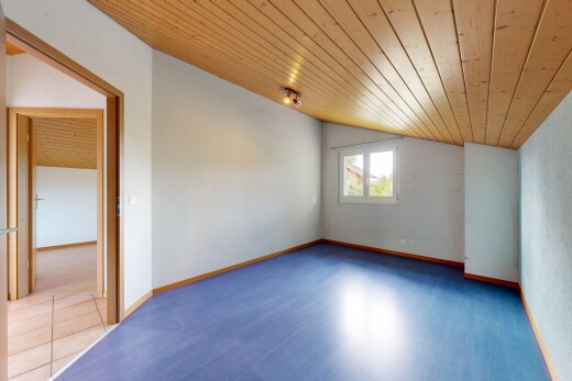 pièce vide avec inside property, lumière naturelle, natural light, plafond voûté, et vaulted ceiling